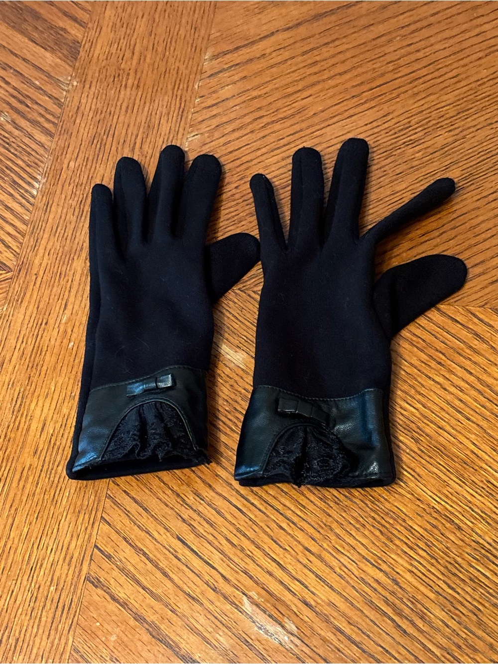 Black Tech Stretch Gloves Faux Leather Bow Lace Trim Fleece Lined Touchscreen